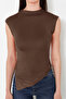 Kahverengi Dik Yaka Büzgü/Drape Detaylı Fitted/Vücuda Oturan Asimetrik Örme Bluz TWOSS24BZ00534 - 5