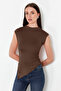 Kahverengi Dik Yaka Büzgü/Drape Detaylı Fitted/Vücuda Oturan Asimetrik Örme Bluz TWOSS24BZ00534