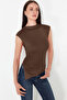 Kahverengi Dik Yaka Büzgü/Drape Detaylı Fitted/Vücuda Oturan Asimetrik Örme Bluz TWOSS24BZ00534 - 4
