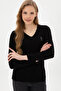 سترة نسائية أساسية باللون الأسود وياقة على شكل حرف V 50307710-VR046 - 2
