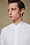 قميص رجالي من قماش ماو بوبلين المطاطي المصنوع من مزيج القطن ذو قصة ضيقة وياقة بيضاء - 4