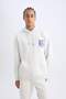 سويت شيرت DeFactoFit NBA Brooklyn Nets Comfort Fit مريح بقلنسوة وظهر سميك مطبوع D3222AX - 4