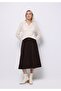 سترة بيضاء للنساء بياقة بولو وقصة عادية - 2