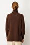 سترة صوفية نسائية بياقة عالية وفتحات جانبية باللون البني الداكن - 3