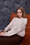سويت شيرت كبير الحجم مطرز باللون البيج ومزين بالأحجار