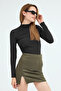 بلوزة نسائية بتصميم نصف متساوي الأرجل مع أطراف متدلية