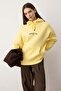 Açık Sarı Kalın İçi Polarlı Kapüşonlu Ön ve Sırt Baskılı Oversize Örme Sweatshirt TWOAW26SW00184 - 2