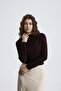 بلوزة نسائية بأكمام طويلة من قماش ساندي مع تفاصيل مطاطية متقاطعة - 3