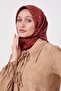 وشاح حريري بنمط الكتابة اليدوية باللون العنابي - 3