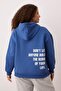 Mavi Kapüşonlu Sırtı Slogan Baskılı Örme Büyük Beden Sweatshirt TBBAW26AO00015