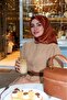 وشاح حريري بنمط خلية النحل