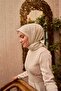 وشاح من الحرير القطني مونوغرام بنمط إكرو كريمي مع تصميم أنيق 90x90 - 2