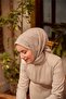 وشاح من الحرير القطني مونوغرام بلون البيج الفاتح والبيج المائل للبني مع نمط مزخرف 90x90 - 7