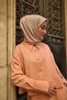 وشاح من الحرير القطني مزين بنقوش بلون السلمون مقاس 90x90 - 3