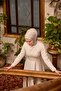 وشاح من الحرير القطني مونوغرام بلون البيج الفاتح والبيج المائل للبني مع نمط مزخرف 90x90 - 4