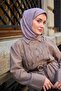 وشاح من الحرير القطني مزين بنقوش مونوغرام بلون أرجواني فاتح 90x90 - 3