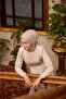 وشاح من الحرير القطني مونوغرام بلون البيج الفاتح والبيج المائل للبني مع نمط مزخرف 90x90 - 3