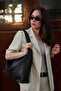 حقيبة كليو واسعة باللون الأسود غير اللامع - 4