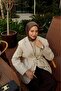 وشاح حريري بنمط منقوش باللون البني الفاتح