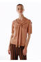 بلوزة تريكو بتفاصيل ربط باللون الوردي