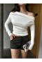 بلوزة نسائية بأكمام طويلة وكتف مكشوف بلون إكرو 30079