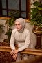 وشاح من الحرير القطني مونوغرام بلون البيج الفاتح والبيج المائل للبني مع نمط مزخرف 90x90