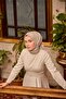 وشاح من الحرير القطني مونوغرام بلون البيج الفاتح والبيج المائل للبني مع نمط مزخرف 90x90 - 5