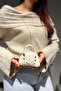حقيبة كتف صغيرة للنساء من الفرو، بحزام سلسلة، باللون الكريمي - 5