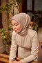 وشاح من الحرير القطني مونوغرام بلون البيج الفاتح والبيج المائل للبني مع نمط مزخرف 90x90 - 6