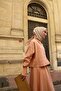 وشاح من الحرير القطني مزين بنقوش بلون السلمون مقاس 90x90 - 5