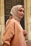 وشاح من الحرير القطني مزين بنقوش بلون السلمون مقاس 90x90 - 7