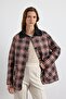 معطف مبطن بياقة مخملية منقوشة باللون البني