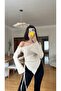 بلوزة تريكو ذات ملمس ناعم غير متماثلة مع تفاصيل خياطة على شكل خس وتصميم مكشوف الكتفين