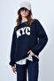 سترة نسائية باللون الأزرق الداكن بياقة دائرية ومطرزة بأكمام طويلة من الداخل مبطن بالصوف 3 Thread Sweatshirt Vs01322