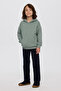 الصبي مقنعين البلوز الأخضر