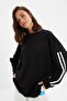 Siyah Şerit Detaylı Oversize/Geniş Kalıp İnce Örme Sweatshirt TWOAW22SW1258 - 2