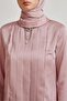DRAPE بلوزة ساتان مفصلة مع إكسسوارات 43573 - 3