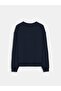 سويت شيرت بأكمام طويلة وياقة دائرية مطبوع باللون الأزرق الداكن - 3