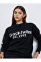 سترة سوداء مطبوعة بشعار