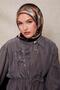 وشاح حريري منقوش عليه زهور سوداء