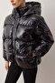 Siyah Oversize Kalıp Kapüşonlu Parlak Su İtici Şişme Mont TWOAW24MO00212 - 4