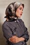 وشاح حريري منقوش عليه زهور سوداء - 2