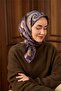 وشاح حريري من التويل بنمط أرجواني داكن وأخضر مع تصميم أنيق 90x90 - 3