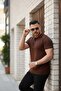 تي شيرت رجالي ذو رقبة بولو ضيقة ونصف سحاب باللون البني - 5