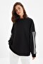 Siyah Şerit Detaylı Oversize/Geniş Kalıp İnce Örme Sweatshirt TWOAW22SW1258
