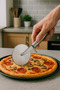 🍕 قاطع بيتزا من الفولاذ المقاوم للصدأ، سكين دوار كبير الحجم، مقبض مريح، متين وعملي ✨ - 2