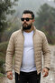 معطف رجالي مبطن باللون البيج مع جيب داخلي بسحاب