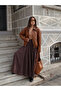 سترة بيتي الجلدية ذات السحاب باللون البني - 4