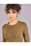 تي شيرت نسائي أساسي بأكمام طويلة باللون البني - 4