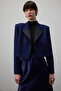 سترة قصيرة بياقة من الساتان - 3